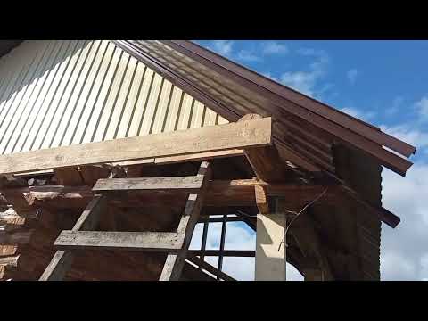 Видео: Фронтон для бани из профнастила. Монтаж козырька.