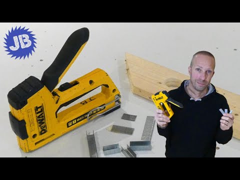 Видео: Как загружать скобы в многофункциональный степлер DeWalt 5 в 1