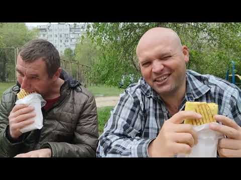 Видео: ОБЖОР ШАУРМА с колбасой/МУКБАНГ шавуха с Лëхой