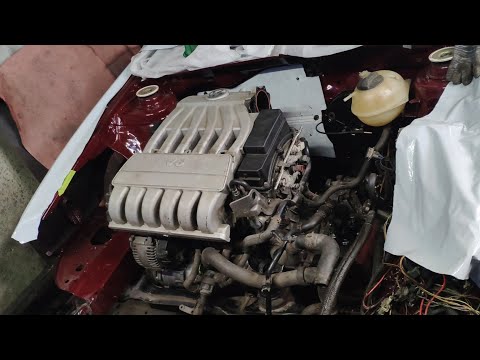 Видео: Passat B3 - установка мотора и другие работы Passat35i, swap engine 3,2