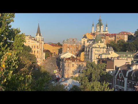 Видео: Андреевский спуск: вернисаж, архитектура, испанские красавицы и место, откуда пошла земля руськая 