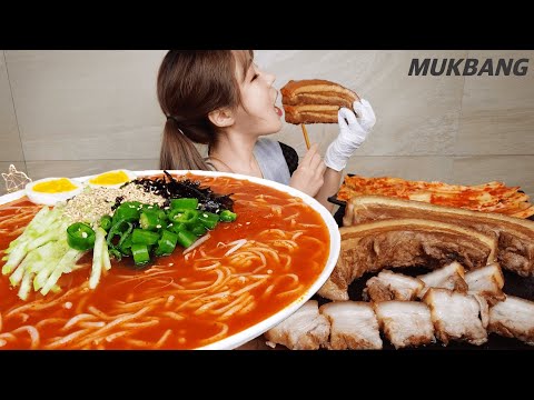 Видео: титр) Spicy Kimchi Whole boiled Pork Spicy Chewy Noodles Hot pepper Korean REAL SOUND ASMR MUKBANG