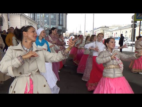 Видео: 2024 04 14 Харинама Парк Культуры. Gaura Kripa, Harinama Moscow. Park Kultury. Russia.