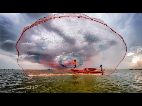 Видео: КАСТИНГОВАЯ СЕТЬ СНОВА В УДАРЕ!!!Осеннее разнорыбье!!! Рыбалка па паук и кастинговую сеть с лодки!!!