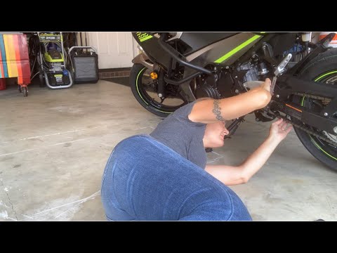 Видео: Как отрегулировать натяжение цепи на Kawasaki Ninja 2021 года