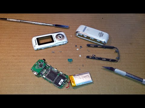 Видео: Плеер Elenberg ~ Не включается?! Да ну его в уТиль!