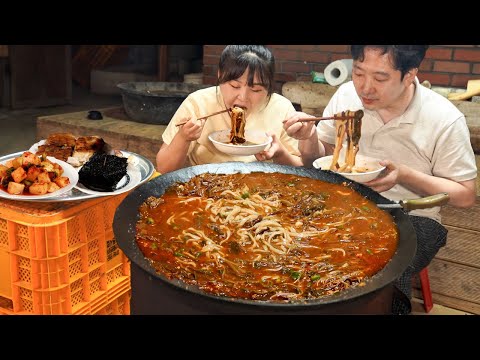 Видео: Юккеджан (корейское рагу из говядины), приготовленное свекровью с душой. Кальгуксу и рис Мукбанг🍜