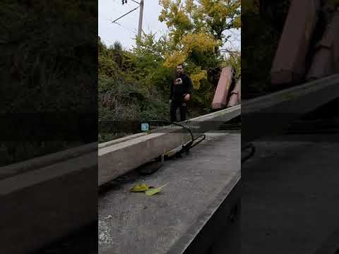 Видео: Замена электроопоры столба краном манипулятором