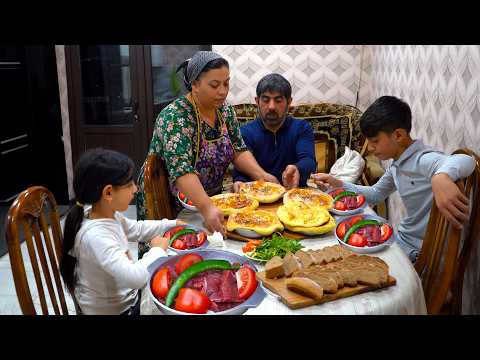 Видео: 600 Рецепт летнего черного хлеба и турецкая уличная еда «Тепси Говурма» в кирпичной печи