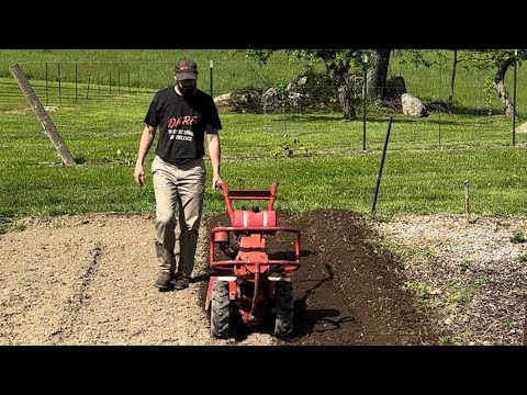 Видео: Создание приподнятых рядов с помощью конного культиватора и окучника/бороздодела Troy-Bilt