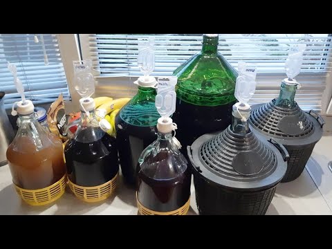 Видео: Снимаем вино с осадка, первая фильтрация домашнего вина, натуральное вино без добавления сахара