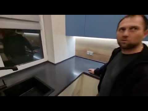 Видео: Кухонный гарнитур п-образный с каменной столешницей в подоконник.