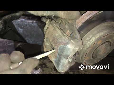 Видео: Обслуживание передних тормоза Skoda Octavia