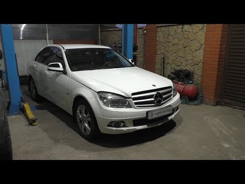 Видео: Замена трубки системы охлаждения на ГБЦ на Mercedes Benz C200 Kompressor 1,8 Мерседес Бенц 2008 года