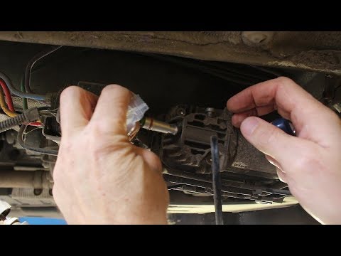 Видео: Замена датчика температуры компрессора пневмоподвески на АУДИ Q7 2008 AUDI Q7 3,0 дизель