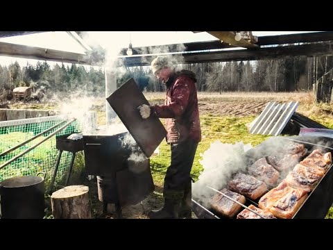 Видео: В деревне праздник живота. Коптим домашнее сало. Быт молодой семьи в деревне