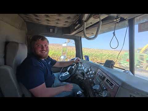 Видео: Племянник Чарли Тракса перевозит кукурузу
