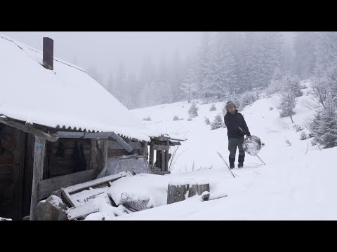 Видео: долгая зимняя ночь в заброшенной бревенчатой ​​избе, без разговоров