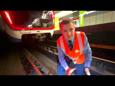 Видео: Что делать, если УПАЛ НА РЕЛЬСЫ в метро?