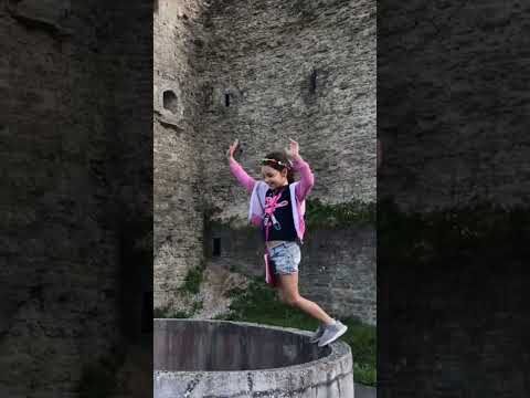 Видео: Девочка спрыгнула в глубокий колодец 😨 #шортс #машадарк #shorts