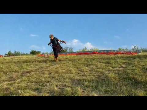 Видео: Първи полет на ученик в Курс по Парапланеризъм - Fly Academy