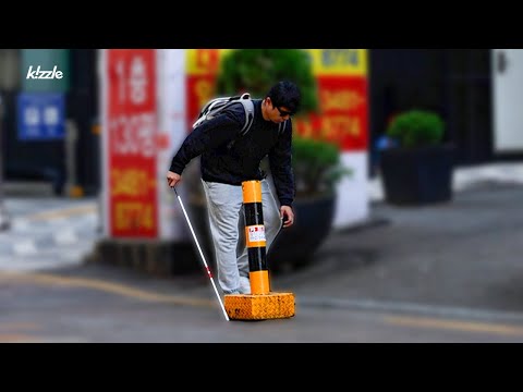 Видео: Реакция граждан, когда слепые люди распутываются