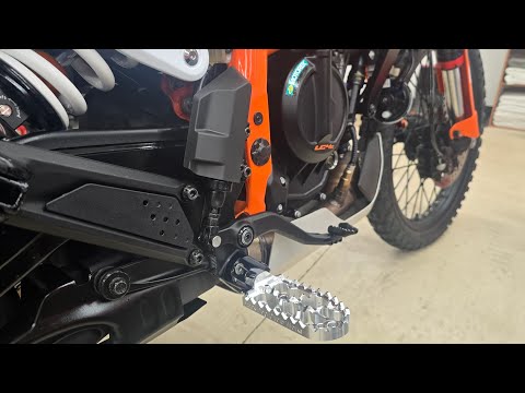 Видео: Установка подножек Blackdog для KTM 390 Adventure/Enduro R 2025 года / Быстро и просто