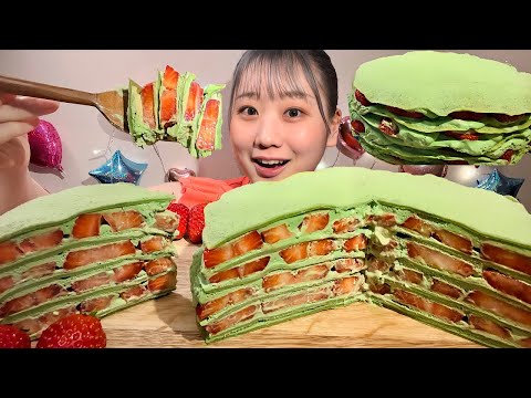 Видео: ASMR Блинный торт с клубникой маття【русские субтитры】【Mukbang/ Eating Sounds】