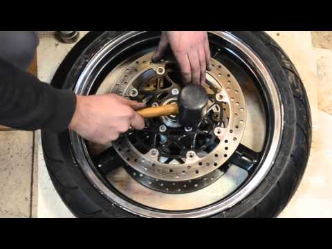 Видео: замена подшипников и сальников переднего колеса Suzuki gsx r600