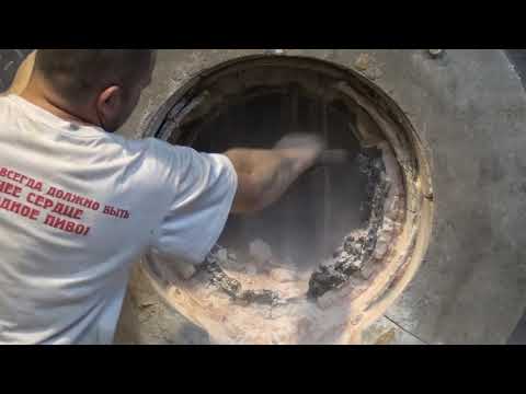 Видео: Набивка футеровочной массы  ФМ-1 часть 2 разработанную  НПП "ЛМТ" для выплавки сталей и чугунов