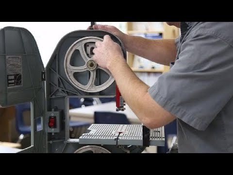 Видео: Замена полотна на ленточной пиле Delta