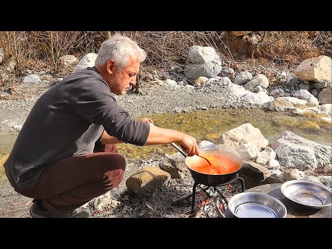 Видео: Рецепт жареных куриных бедрышек | Строительство ванной комнаты в крошечном домике в деревне