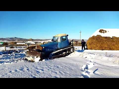 Видео: Трактор Дт-75 против огромного стога сена. #деревня#трактор#сено