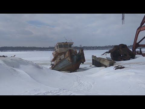 Видео: Подъем на берег затонувшего судна в Костроме.