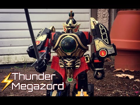 Видео: Возвращаясь к Громовому Мегазорду (оригинальная игрушка Mighty Morphin Power Rangers 1994 года)