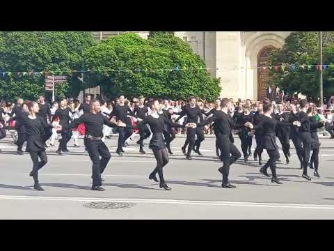 Видео: Над 700 деца от Варна изпълниха фолклорна програма по повод 24 май