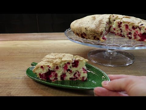 Видео: ЗИМНИЙ ПИРОГ с КЛЮКВОЙ 😍НЕЖНЕЙШИЙ СЛАДКИЙ БИСКВИТ с КИСЛИНКОЙ / готовим с Julia home #зимняя выпечка