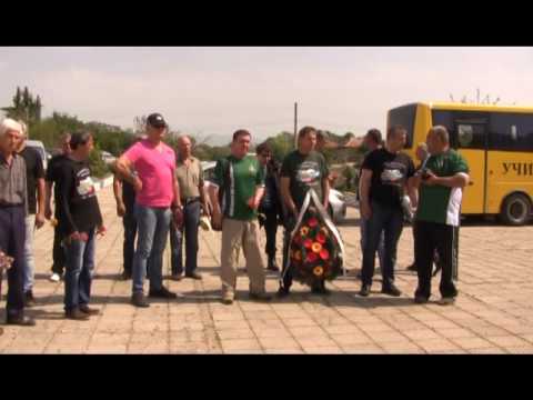 Видео: Поклонение с поднасяне на венци в памет на мл.серж.Таньо Енчев