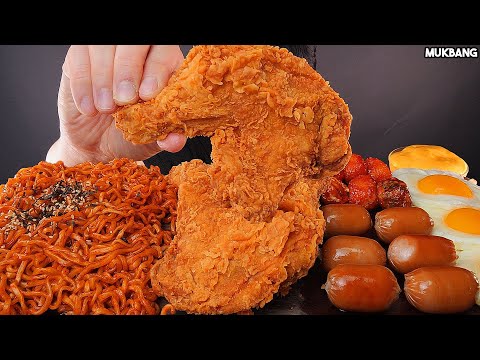 Видео: жареный цыпленок и острая лапша, колбаса Fried Chicken 🍗 Fire Noodles & Sausage EATING ASMR MUKBANG