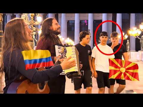 Видео: Велат не нема - Минувачите ракоплескаа додека ја слушаа оваа македонска хит-песна од 🇨🇴 ВардарАнди 