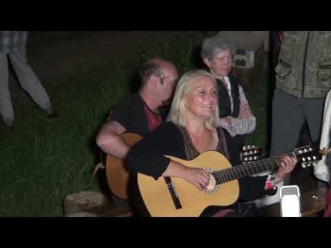 Видео: Наталья Морина в субботних посиделках у костра кемпинга на "ЗА ТУМАНОМ-2023"