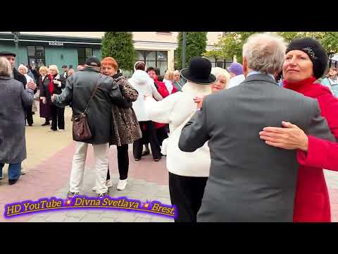 Видео: Смотрите бальные танцы с оркестром! Watch ballroom dancing with an orchestra!