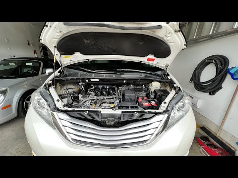 Видео: Замена свечей зажигания Toyota Sienna 2013 года без снятия расширительного бачка (впускного колле...