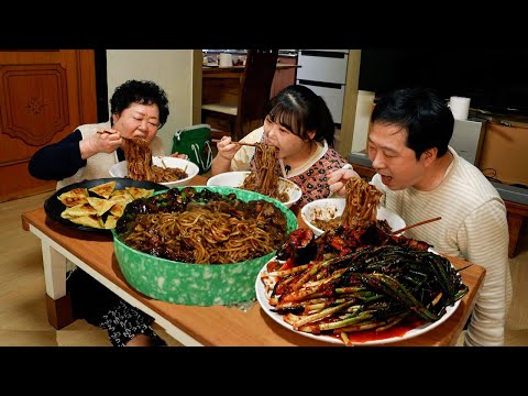 Видео: Кимчи с зеленым луком, кимчи с огурцами и чаджанмён🍜Мукбанг - самое популярное сочетание.