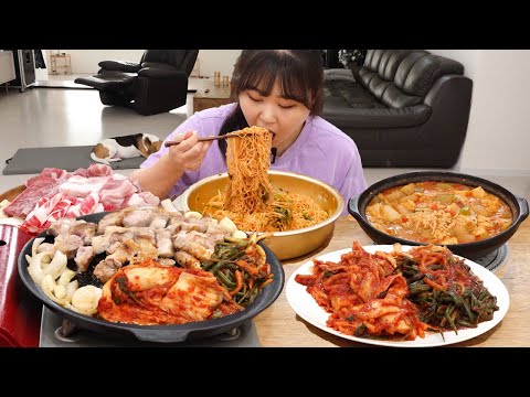 Видео: Лапша Палдо Бибим с говядиной на гриле и корейским барбекю Самгёпсаль Мукбан🤗