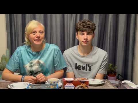 Видео: Едим профитроли в шоколадном соусе