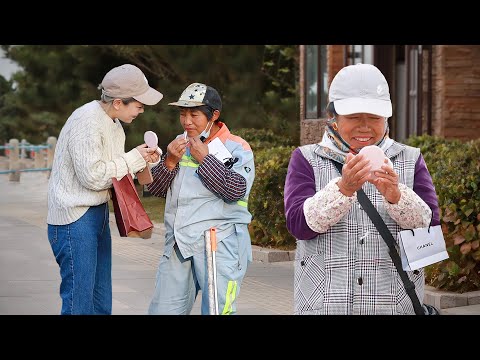 Видео: Просим бедных женщин помочь нам выбрать помаду и потом дарим им помаду Chanel