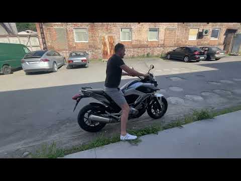 Видео: Экстренное торможение, опытным путем, с ABS на примере Honda NC700X ABS