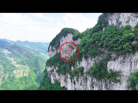 Видео: Подвесной храм в горах Гуйчжоу, поддерживаемый всего несколькими деревянными палками.