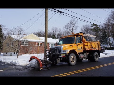 Видео: Борьба со снегом в США - какой гадостью посыпают дороги?